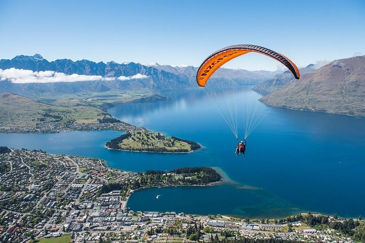Soaring above Queenstown’s stunning landscapes experience the freedom of tandem paragliding while taking in breathtaking views of serene waters and majestic mountains. Adventure awaits in every glide!